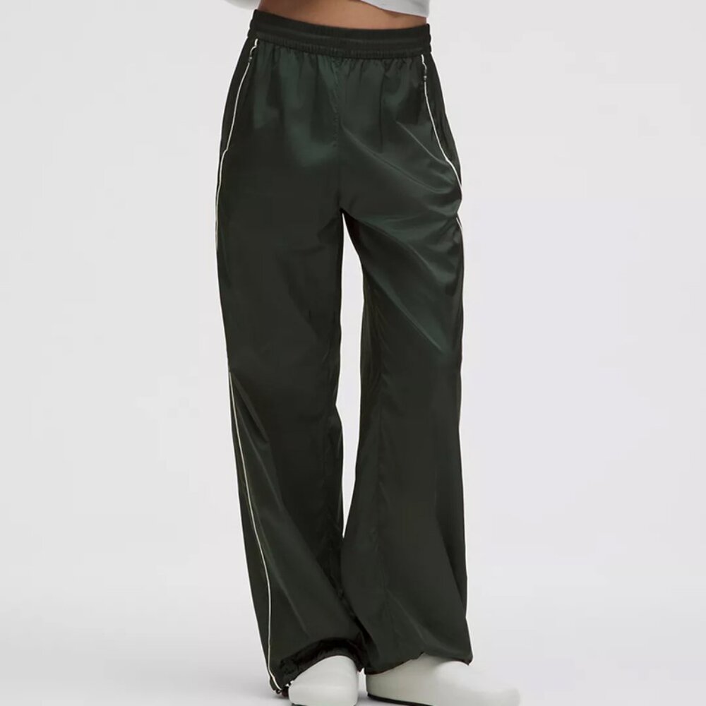 Lululemon Stretch Satin Nylon Mid-Rise Pant Size XS Rainforest Green/Light Ivory